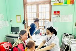 Đề xuất phụ cấp 80% để thu h&uacute;t nh&acirc;n lực y tế về v&ugrave;ng kh&oacute; khăn