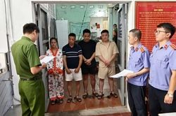 Tạm giữ 4 đối tượng trong vụ h&agrave;nh hung nam t&agrave;i xế taxi