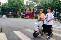 H&agrave; Nội tăng cường kiểm tra giao th&ocirc;ng - Học sinh, phụ huynh 'kh&ocirc;ng thể đứng ngo&agrave;i'