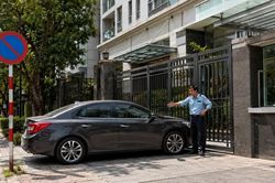 Đỗ ôtô trước cổng nhà, cơ quan: Quy định 5 m áp dụng thế nào?