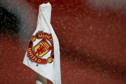 MU hành động sau sự cố 'thác nước' tại Old Trafford