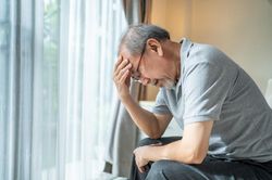 Khoảng trống người cao tuổi phải đối mặt khi mất đi bạn đời