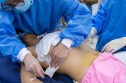 Ổ áp xe 9 cm trong ngực cô gái sau tiêm filler tại nhà