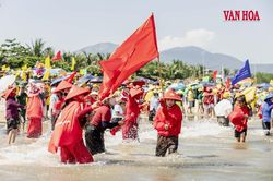 Cả làng xuống biển cổ vũ thuyền đua