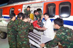 Trực thăng đưa bệnh nh&acirc;n bị đa chấn thương nặng từ Trường Sa về đất liền an to&agrave;n