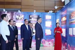Tổng B&iacute; thư, Chủ tịch nước T&ocirc; L&acirc;m tham quan triển l&atilde;m 'Những tấm gương b&igrave;nh dị m&agrave; cao qu&yacute;'