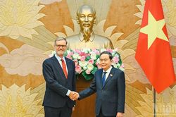 [Ảnh] Chủ tịch Quốc hội Trần Thanh Mẫn tiếp Đại sứ Pháp Olivier Brochet