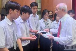 Điểm tựa cho học sinh ngh&egrave;o vươn l&ecirc;n