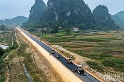 Ngăn chặn người d&acirc;n tự &yacute; v&agrave;o c&ocirc;ng trường thi c&ocirc;ng đường cao tốc