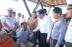 V&ugrave;ng 4 Hải qu&acirc;n gặp mặt, động vi&ecirc;n v&agrave; b&agrave;n giao 32 ngư d&acirc;n gặp nạn tr&ecirc;n biển