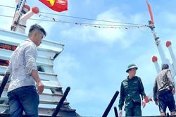 Dập tắt đ&aacute;m ch&aacute;y tr&ecirc;n t&agrave;u c&aacute; ở miền biển C&agrave; Mau