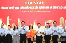 Đảng ủy Ủy ban nh&acirc;n d&acirc;n Th&agrave;nh phố Hồ Ch&iacute; Minh trao quyết định th&agrave;nh lập Ban X&acirc;y dựng Đảng