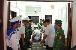 Đưa bệnh nh&acirc;n bị đa chấn thương về đất liền an to&agrave;n