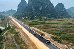 Siết chặt việc kiểm soát người và phương tiện vào công trường cao tốc Đồng Đăng - Trà Lĩnh