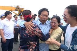 Gặp mặt, động vi&ecirc;n 32 ngư d&acirc;n t&agrave;u c&aacute; QNa-90859-TS gặp nạn tr&ecirc;n biển