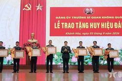 18 đảng viên Trường Sĩ quan Không quân nhận Huy hiệu Đảng