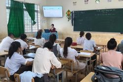 Gi&aacute;o vi&ecirc;n 'g&ugrave;i' c&ocirc;ng nghệ v&agrave;o bu&ocirc;n l&agrave;ng