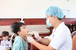 C&agrave; Mau tổ chức kh&aacute;m sức khỏe cho học sinh đầu năm học