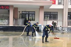 Tuổi trẻ C&ocirc;ng an TP Huế l&agrave;m sạch trường lớp ở 2 trường v&ugrave;ng cao trước thềm năm học mới