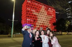 Lần đầu tiên cờ Việt Nam tỏa sáng trên Tòa thị chính Perth, mừng 81 năm Quốc khánh