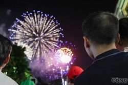 'Biển người' đổ về các tuyến phố, háo hức trước màn pháo hoa mừng Quốc khánh 2/9