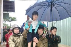 Gia Lai: Nước d&acirc;ng cao, c&ocirc;ng an, bộ đội c&otilde;ng trẻ nhỏ di chuyển d&acirc;n khỏi v&ugrave;ng ngập lụt