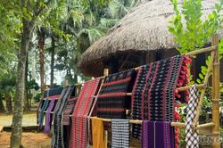 Hạt cườm kể chuyện trên tấm zèng Tà Ôi