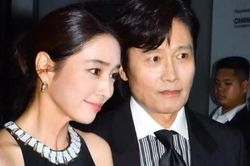 Lee Byung Hun và vợ chiếm trọn chú ý giữa dàn sao quyền lực