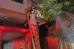 Hà Nội: Cảnh sát phá 'chuồng cọp', giải cứu 2 người mắc kẹt trong ngôi nhà 6 tầng bị cháy