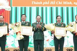 Trao Huy hiệu 35 năm tuổi Đảng ghi nhận những cống hiến của 4 tướng Qu&acirc;n đội