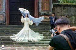 Trào lưu chụp ảnh 'chạy xuyên không' ở Huế