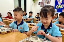 Sau một năm ăn b&aacute;n tr&uacute;, học sinh H&agrave; Nội tăng nhiều nhất 5 cm chiều cao