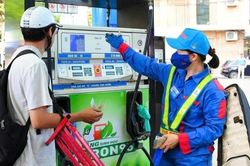 Gi&aacute; xăng đồng loạt tăng, gi&aacute; dầu diesel giảm