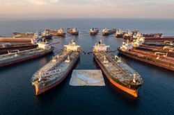Thị trường dầu chuẩn bị cho khả năng eo biển Hormuz mở lại