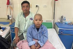 Cậu bé không cha mắc u não, bác ruột nghỉ việc chăm nom, nhà cạn tiền