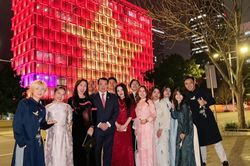 Lần đầu tiên cờ Việt Nam tỏa sáng trên Tòa thị chính Perth, Australia