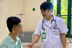 Con có BHYT miễn phí ở Đức, mẹ vẫn quyết định đưa về Việt Nam phẫu thuật