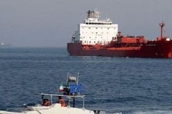 Quân đội Mỹ hộ tống 18 triệu thùng dầu đi qua eo biển Hormuz