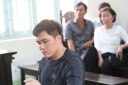 Mở lại phi&ecirc;n t&ograve;a x&eacute;t xử t&agrave;i xế t&ocirc;ng tử vong nữ sinh ở Vĩnh Long
