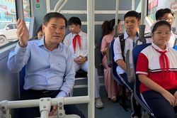 Chủ tịch TP Quảng Ninh trải nghiệm xe buýt miễn phí đưa đón học sinh
