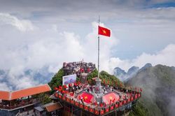 Du kh&aacute;ch nhộn nhịp check in đỉnh Fansipan dịp lễ 2/9