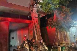 Ph&aacute; chuồng cọp, giải cứu 2 người mắc kẹt trong đ&aacute;m ch&aacute;y l&uacute;c rạng s&aacute;ng