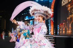 'Soi' trang phục dân tộc của 111 nhan sắc quốc tế bên bờ biển Nha Trang