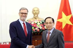 Bộ trưởng Ngoại giao Lê Hoài Trung tiếp Đại sứ Pháp tại Việt Nam chào từ biệt