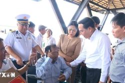 Đ&oacute;n 32 lao động gặp nạn tr&ecirc;n biển về địa phương an to&agrave;n