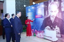 Tổng B&iacute; thư, Chủ tịch nước T&ocirc; L&acirc;m c&ugrave;ng l&atilde;nh đạo Đảng, Nh&agrave; nước tham quan triển l&atilde;m 'Những tấm gương b&igrave;nh dị m&agrave; cao qu&yacute;'