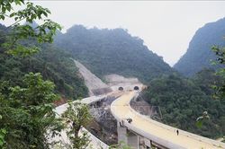 Siết chặt kiểm so&aacute;t người v&agrave; phương tiện v&agrave;o c&ocirc;ng trường cao tốc Đồng Đăng - Tr&agrave; Lĩnh
