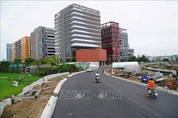 Th&aacute;o dỡ r&agrave;o chắn tr&ecirc;n tuyến đường ven rạch Xuy&ecirc;n T&acirc;m vừa th&ocirc;ng xe
