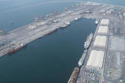 Trung t&acirc;m vận tải biển lớn nhất Trung Đ&ocirc;ng chịu &aacute;p lực v&igrave; phong tỏa Hormuz