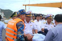 Vùng 4 Hải quân bàn giao 32 ngư dân gặp nạn trên biển cho địa phương